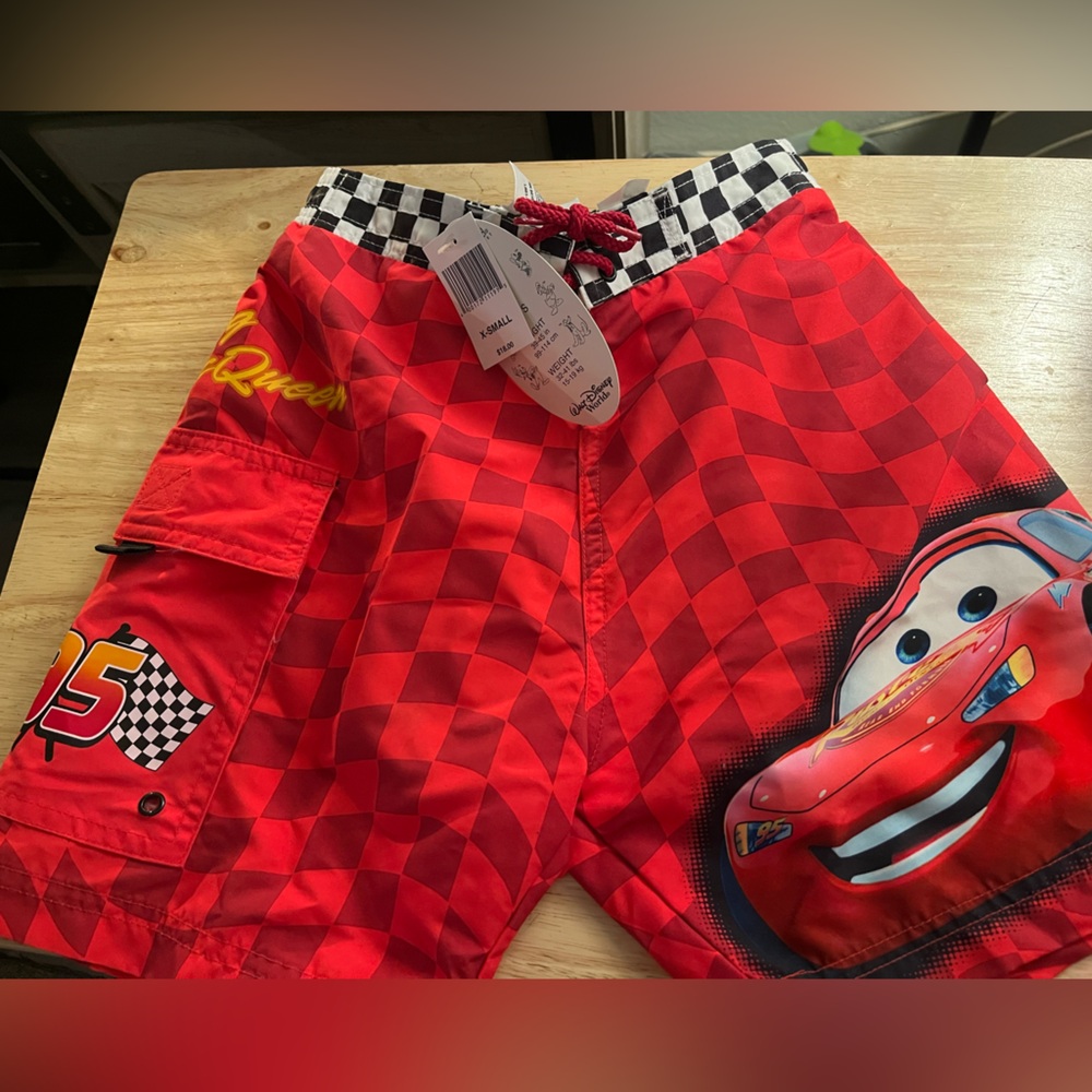 DISNEY CARS Boys Swim Trunks Board Shorts‎ Size XS 
4/5 lightning McQueen NWT